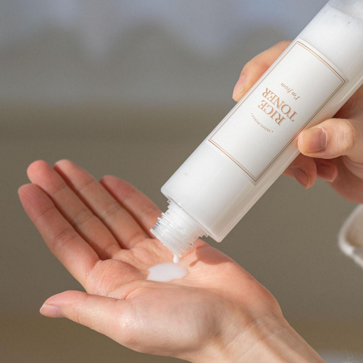 Lotion laiteuse versée dans la paume