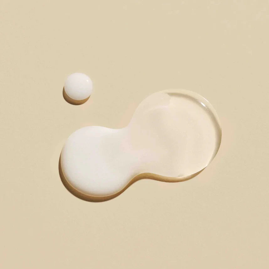Deux phases de lotion, blanche et transparente, réunies dans une goutte