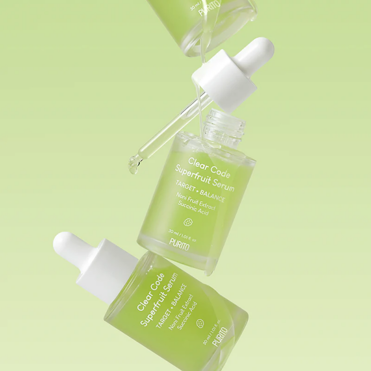 Flacons verts de sérum ouverts avec pipettes et texture transparente