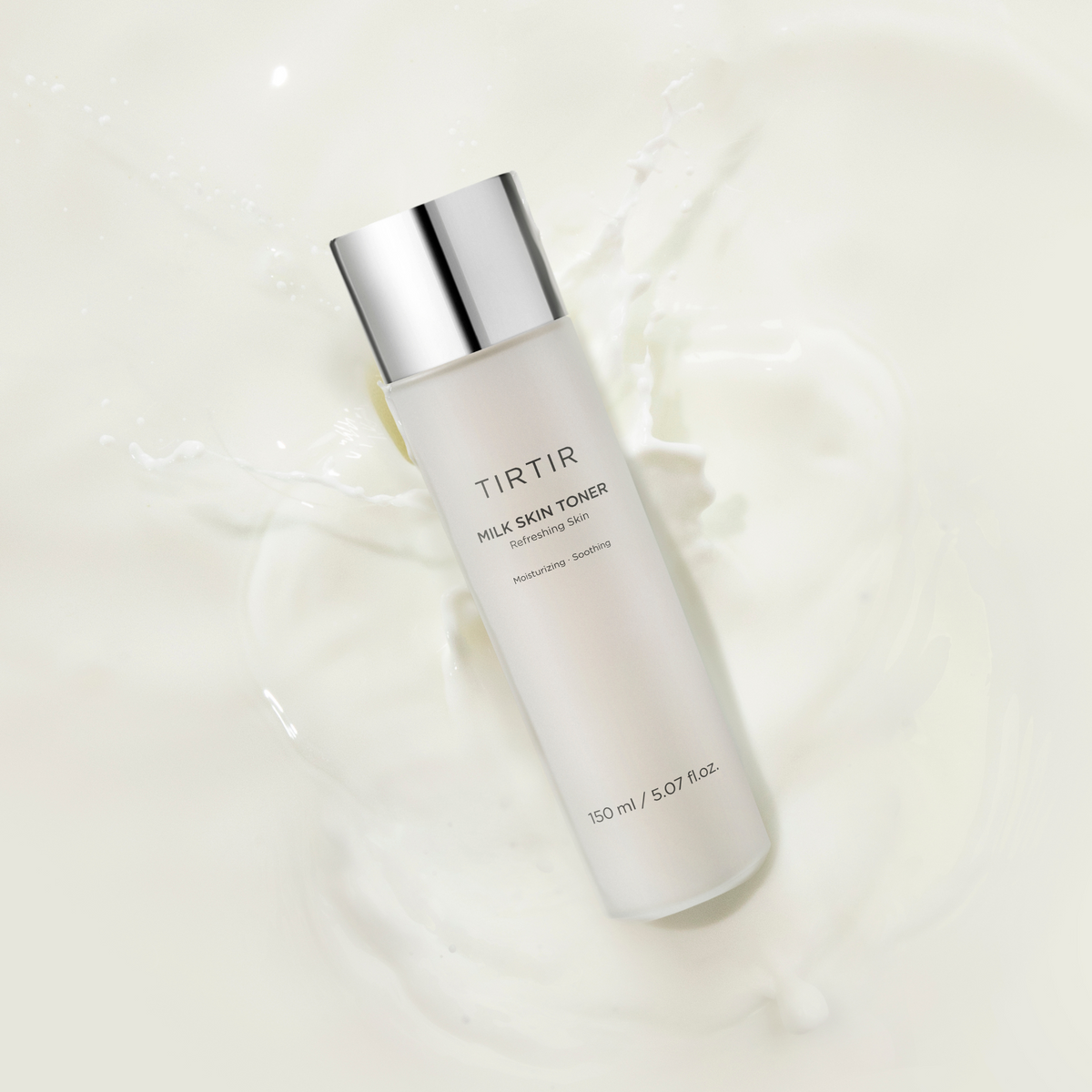 Flacon de lotion laiteuse dans une éclaboussure blanche