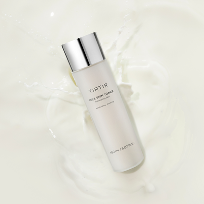 Flacon de lotion laiteuse dans une éclaboussure blanche