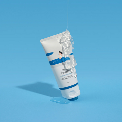 Tube de nettoyant à motifs bleus couvert de gel transparent