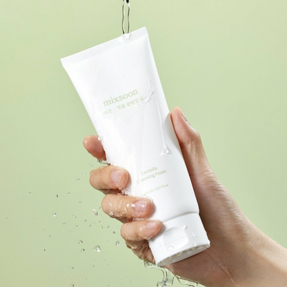 Tube blanc de nettoyant tenu sous un filet d&
