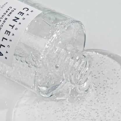 Ampoule transparente à petites capsules versée depuis le flacon