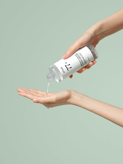 Lotion transparente versée dans la paume