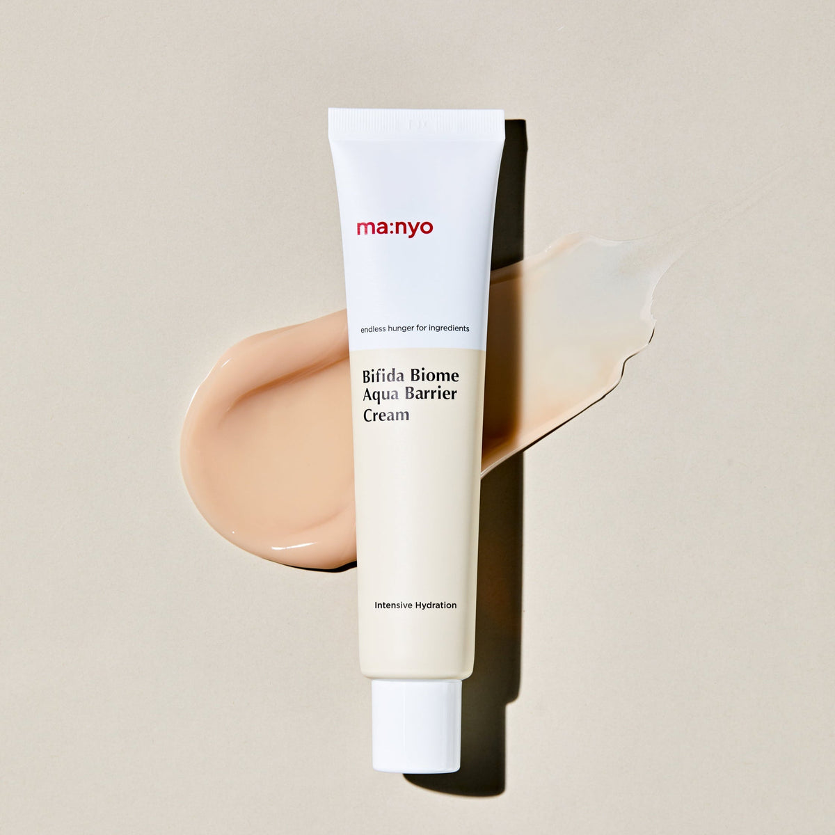Tube de crème sur une trace de texture beige translucide
