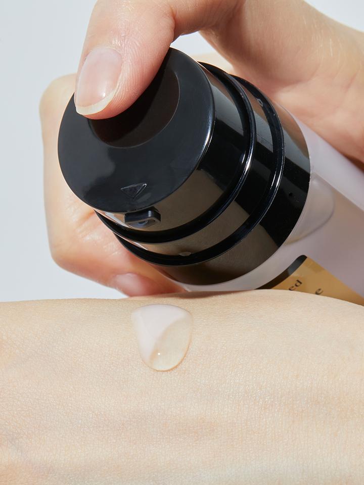 Essence blanche distribuée sur la peau avec la pompe