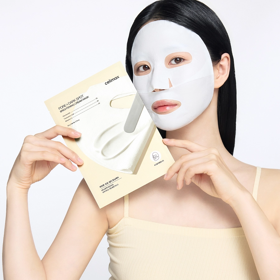 Masque blanc en deux parties posé sur le visage près de son sachet