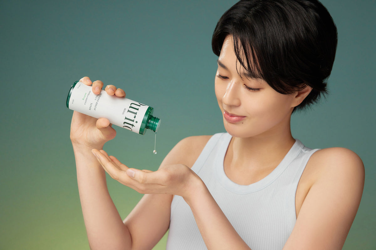 Lotion à la centella versée dans la paume
