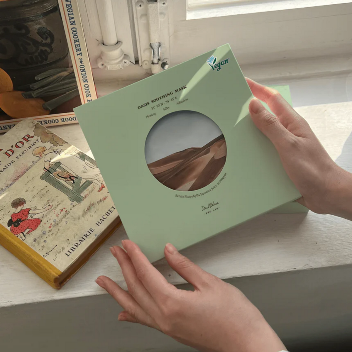 Boîte verte de masques tenue entre les mains près d&