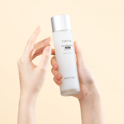 Flacon de lotion Light présenté entre deux mains