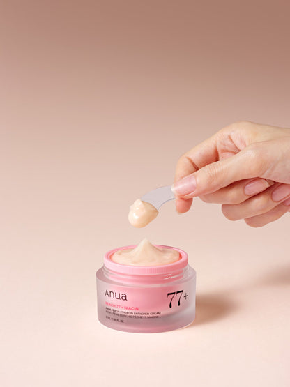 Crème prélevée à la spatule dans le pot rose