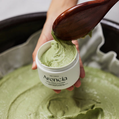 Pâte nettoyante verte versée dans un pot avec une spatule en bois