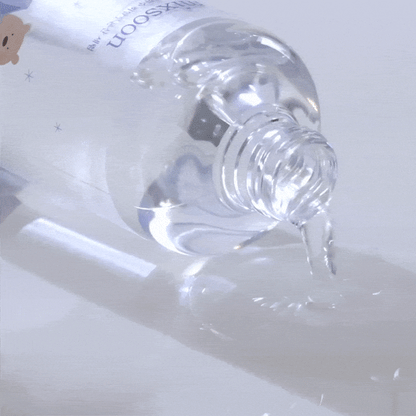 Sérum transparent versé depuis le flacon ouvert