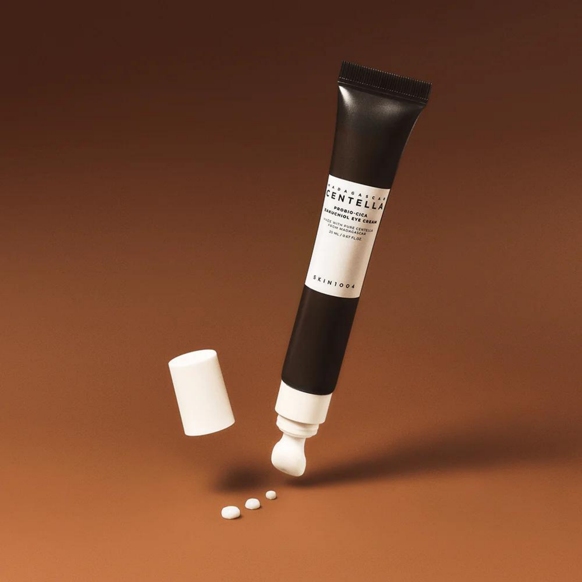 Tube de contour des yeux ouvert avec de petites touches de crème à l&