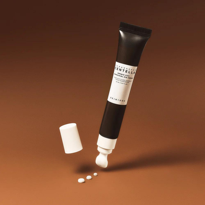 Tube de contour des yeux ouvert avec de petites touches de crème à l&