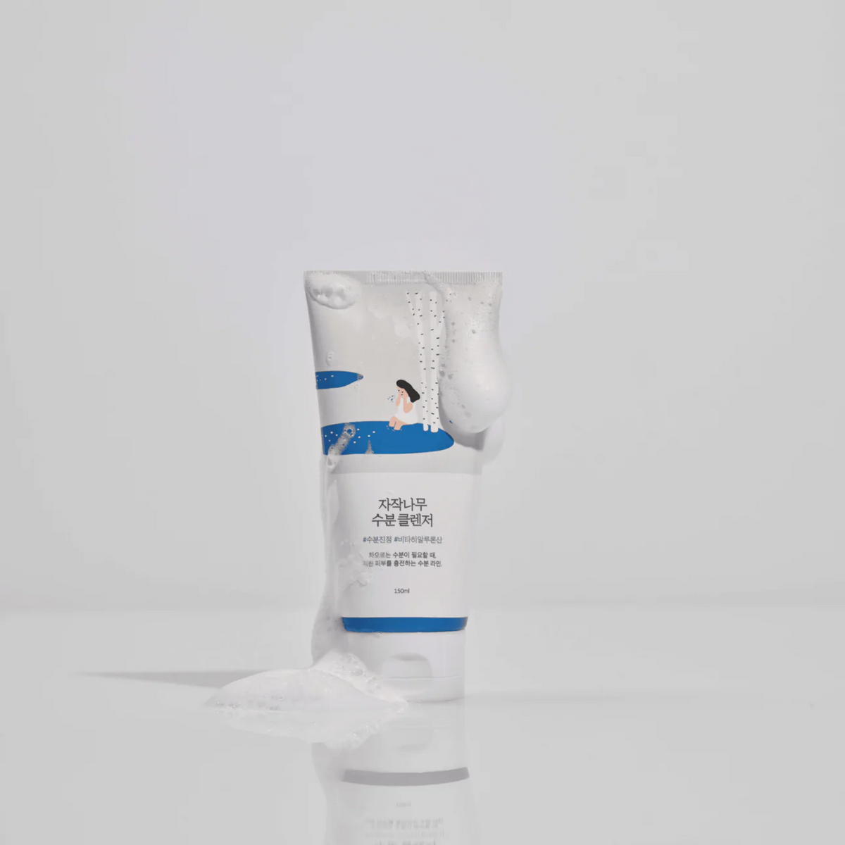 Tube de nettoyant à motifs bleus entouré de mousse blanche