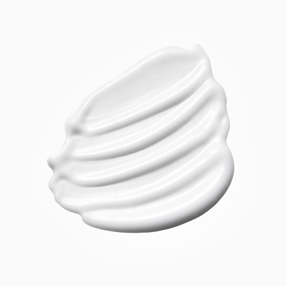 Texture blanche et onctueuse du lait hydratant étalé