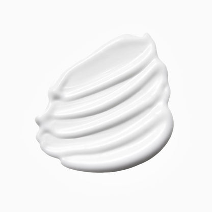 Texture blanche et onctueuse du lait hydratant étalé