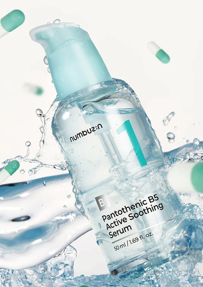 Flacon de sérum dans une éclaboussure avec des capsules turquoise