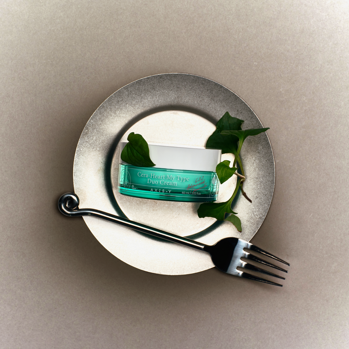 Pot de crème sur une assiette avec une feuille et une fourchette