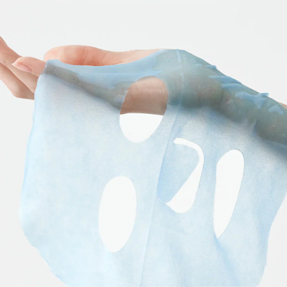 Tissu du masque bleu pâle déplié sur la main
