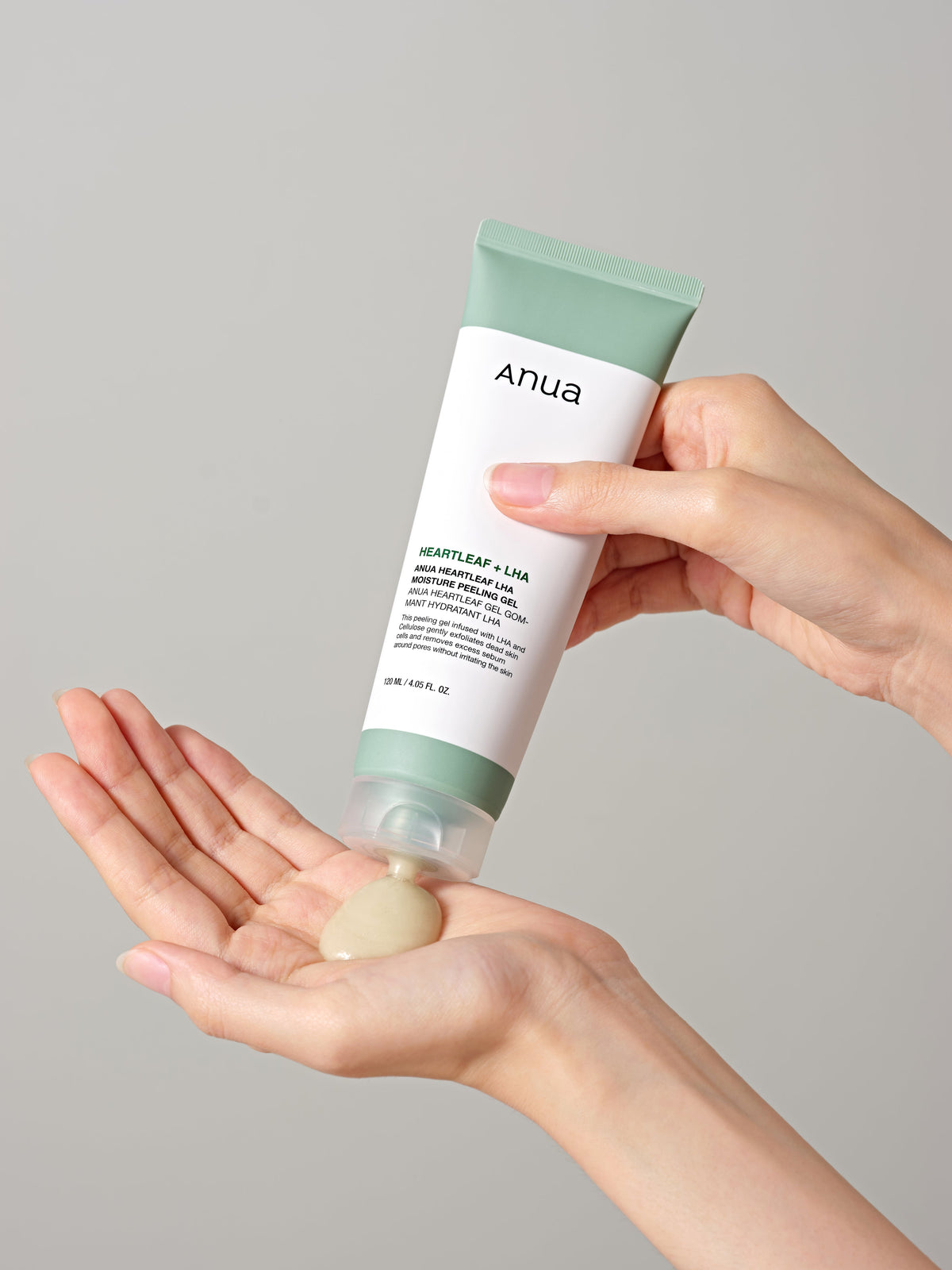 Gel exfoliant déposé dans la paume depuis le tube