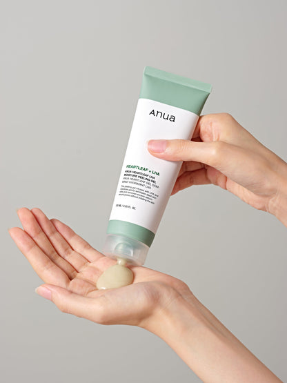 Gel exfoliant déposé dans la paume depuis le tube