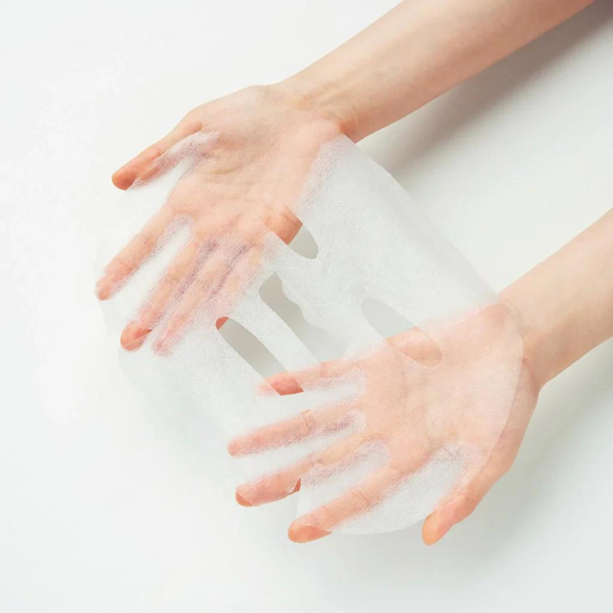 Masque fin déplié sur deux mains ouvertes