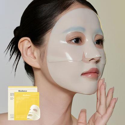 Masque hydrogel blanc en deux parties posé sur le visage, avec le conditionnement jaune