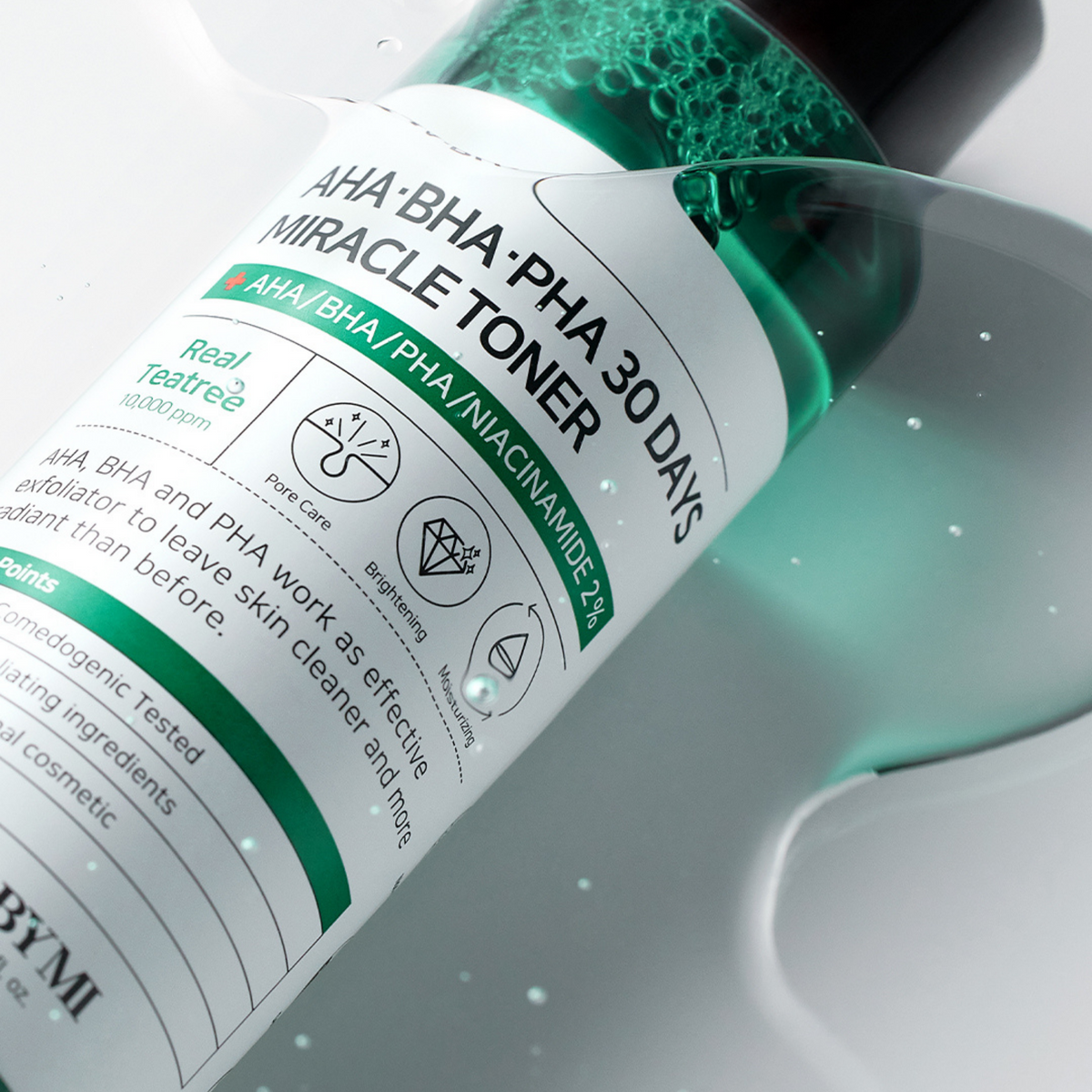 Flacon vert de lotion posé sur une texture transparente