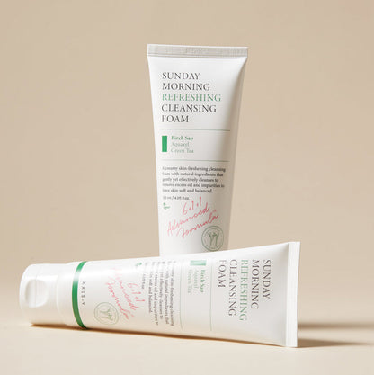 Deux tubes blancs de nettoyant, l&