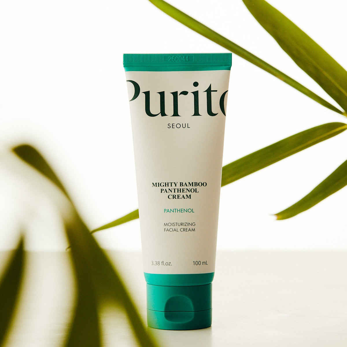 Tube de crème entouré de feuilles de bambou