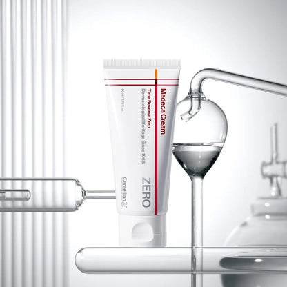 Tube de crème présenté parmi des récipients de laboratoire