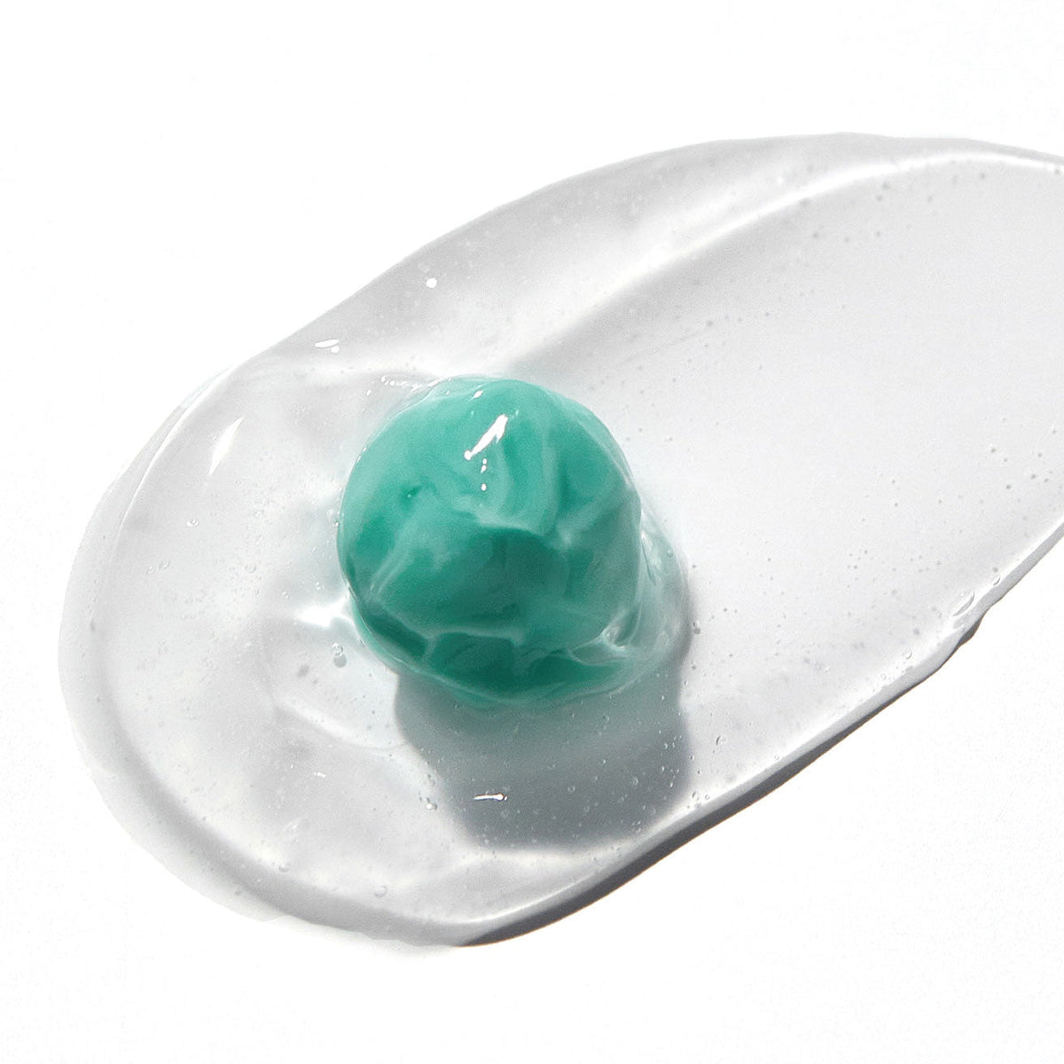 Capsule verte de crème dans du gel transparent sur une spatule
