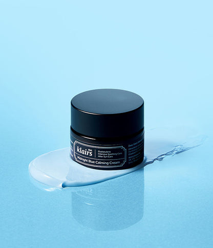 Pot sombre de crème sur une trace bleue
