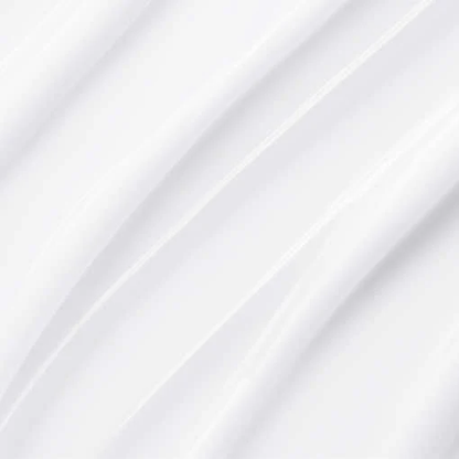 Texture blanche de crème solaire étalée en fines stries