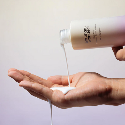 Essence laiteuse versée dans la paume