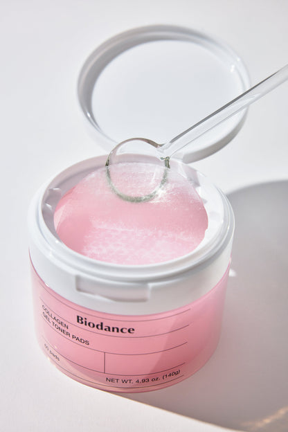 Disque rose imbibé de gel dans le pot ouvert, avec une spatule transparente