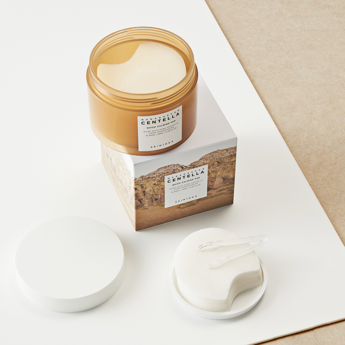 Pot ouvert de disques posé sur sa boîte avec une pince transparente