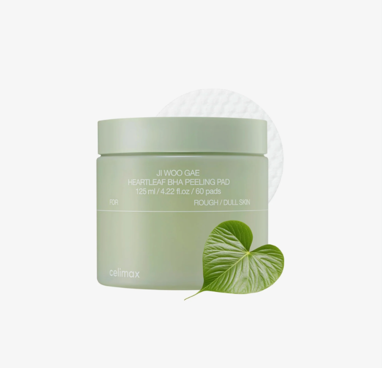 Pot vert de disques exfoliants près d&