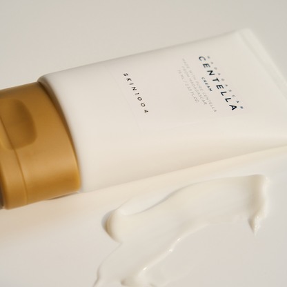 Tube de crème à bouchon doré près d&