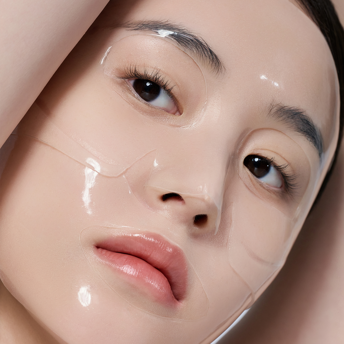 Masque hydrogel devenu transparent sur le visage