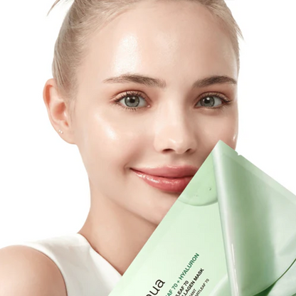 Sachet vert de masque tenu près du visage