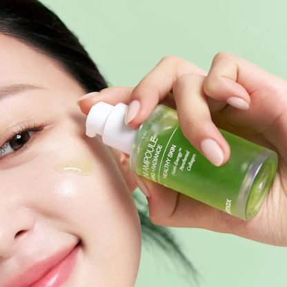 Ampoule verte déposée sur la joue avec le flacon-pompe