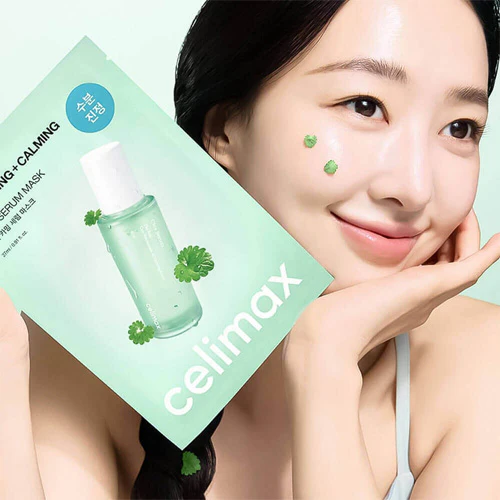 Sachet vert de masque tenu près du visage