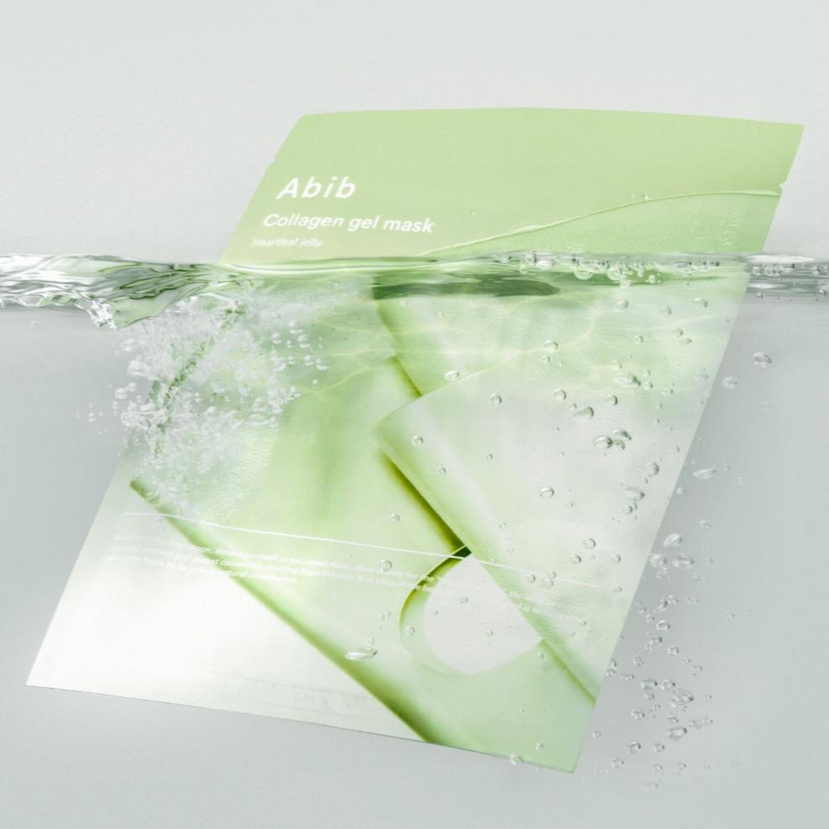 Sachet vert de masque partiellement plongé dans l&