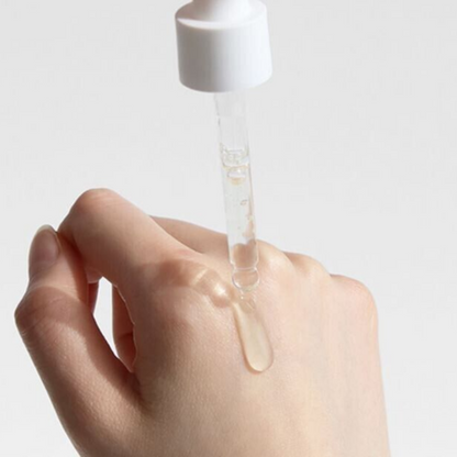 Sérum transparent déposé à la pipette sur le dos de la main