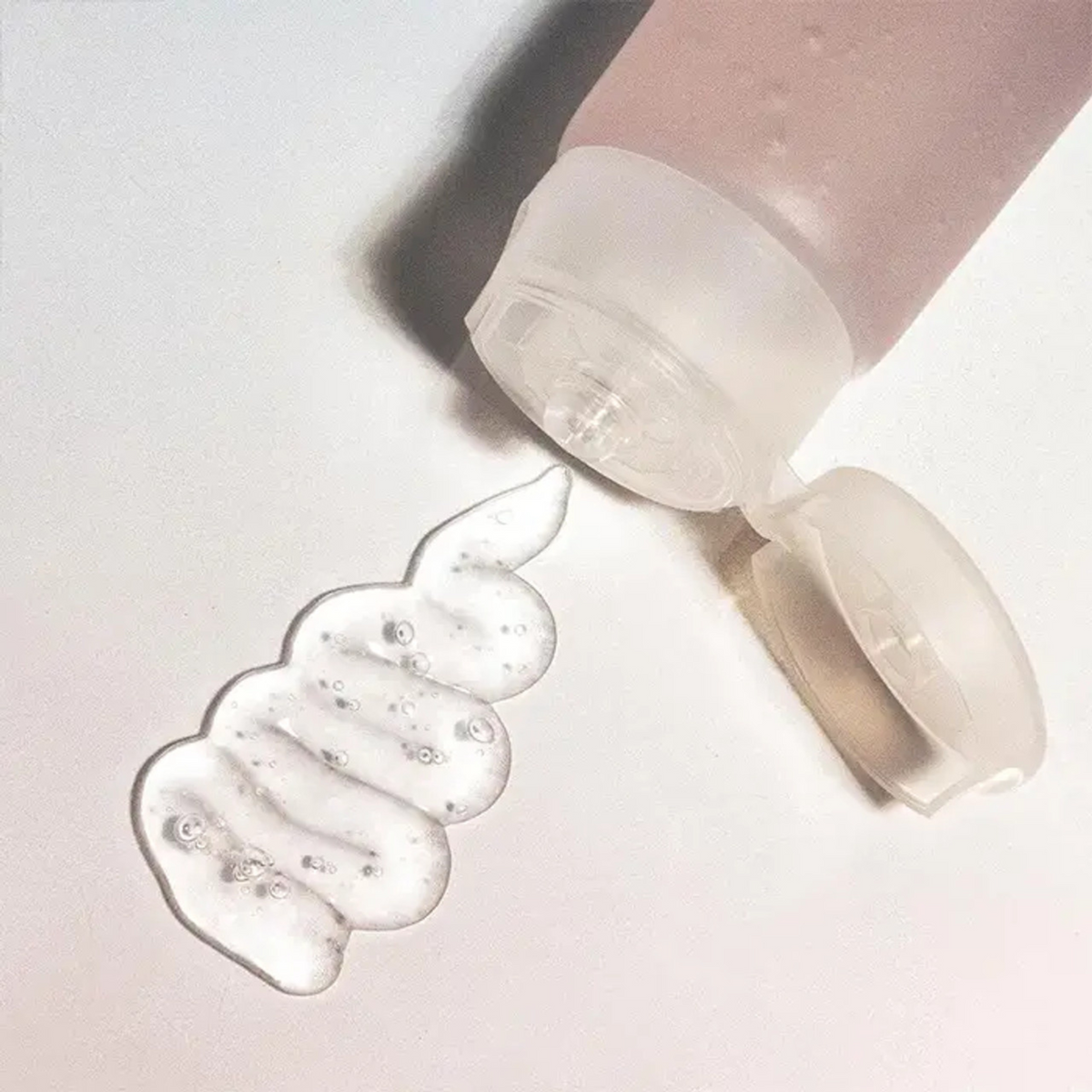 Gel transparent à bulles étalé à la sortie du tube