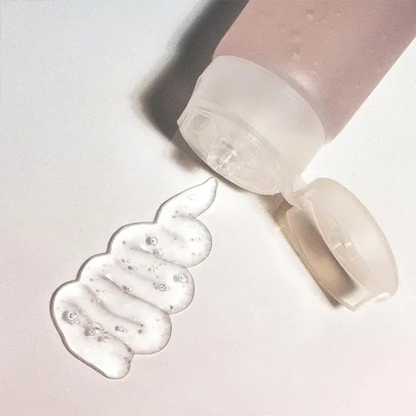 Gel transparent à bulles étalé à la sortie du tube